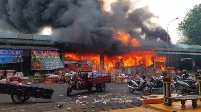 
Pasar Induk Kramat Jati Terbakar, Ratusan Kios Hangus Dilalap Api