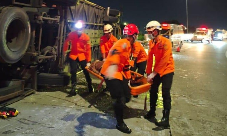 Bus PO Cahaya Trans mengalami kecelakaan tunggal di Simpang Susun Exit Tol Krapyak