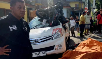 Relawan mengevakuasi korban kecelakaan maut di Jalur Klemuk Batu setelah motor melaju kencang dan mengalami tabrakan fatal.