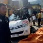 Relawan mengevakuasi korban kecelakaan maut di Jalur Klemuk Batu setelah motor melaju kencang dan mengalami tabrakan fatal.