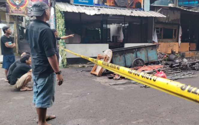 
Petugas kepolisian melakukan olah TKP di lokasi pengeroyokan maut di kawasan Kalibata.