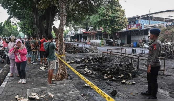 
Petugas kepolisian menunjukkan barang bukti saat konferensi pers penetapan enam tersangka pengeroyokan di Kalibata.