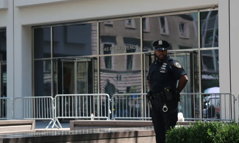 Aparat kepolisian mengamankan area Universitas Brown setelah insiden penembakan yang menewaskan dua orang dan melukai sejumlah korban di Amerika Serikat.