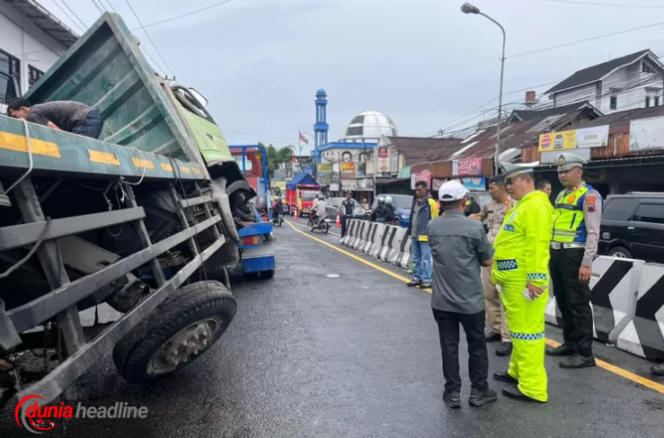
Truk tronton muatan keramik mengalami rem blong di Simpang Kertek, Wonosobo, menyebabkan lima orang luka-luka.