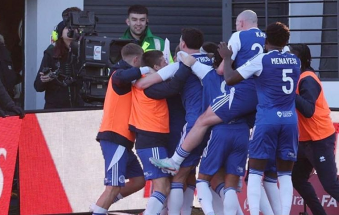 
Macclesfield FC rayakan kemenangan atas Crystal Palace di Piala FA 2025