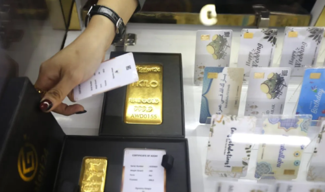 
Petugas menunjukkan logam mulia di Galeri24, Kota Gorontalo, Provinsi Gorontalo, Rabu (31/12/2025). 