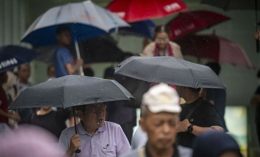Prakiraan cuaca Jakarta hujan ringan hingga sedang besok