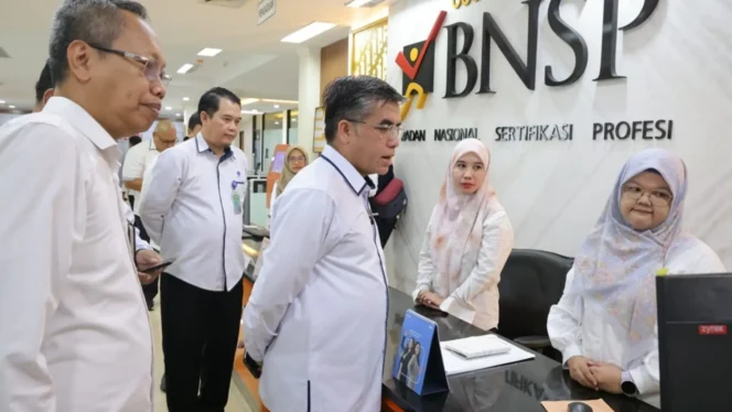 
Program sertifikasi profesi yang lebih murah dan inklusif membuka peluang lulusan vokasi siap bersaing di dunia kerja.