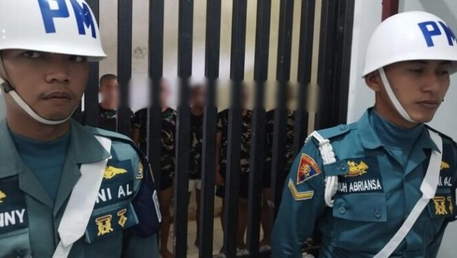 
Warga mengamuk di Mako Lanal usai guru SMK diduga dikeroyok lima oknum TNI AL