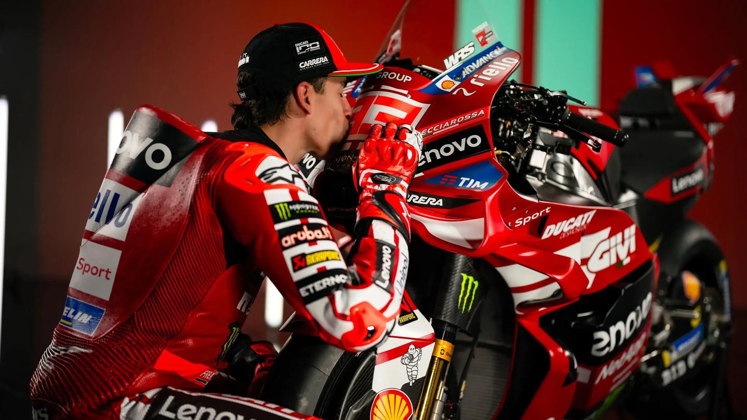 Marc Marquez mengenakan seragam Ducati di lintasan MotoGP