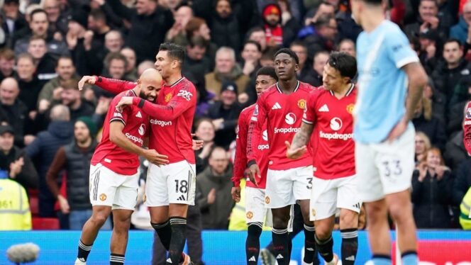 
Pemain Manchester United merayakan kemenangan atas Manchester City dalam laga Derby Manchester.