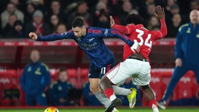 
Pemain Arsenal berusaha menembus pertahanan Nottingham Forest dalam laga Liga Inggris