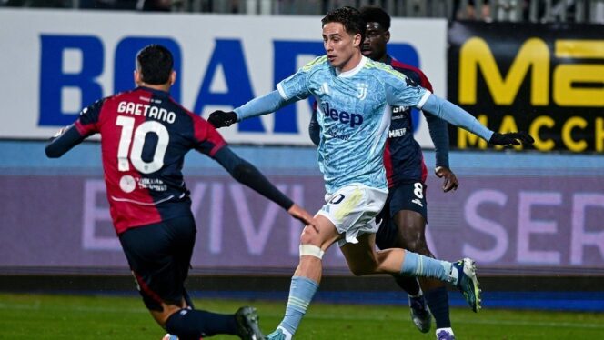 
Pemain Juventus berusaha merebut bola dari pemain Cagliari