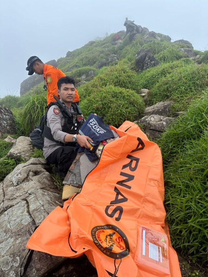 
Tim SAR gabungan dari Polda Sulsel, TNI, dan Basarnas memaksimalkan pencarian pesawat ATR 42 yang hilang kontak di perbatasan Maros-Pangkep, Sulawesi Selatan, Sabtu (17/1/2026).