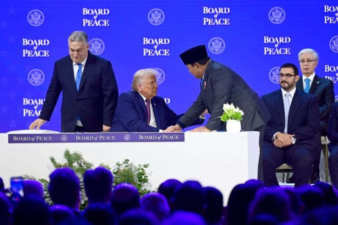 
Presiden Prabowo Subianto menandatangani Board of Peace Charter di Davos, Swiss, Kamis (22/1/2026).