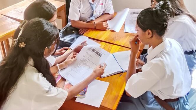 
Siswi Alor NTT menulis surat untuk Presiden Prabowo