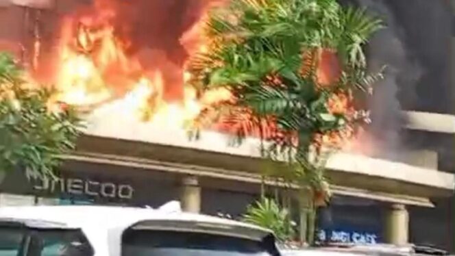 
Petugas pemadam kebakaran menangani kebakaran di Mal Ciputra Cibubur