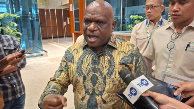 
Menteri HAM Natalius Pigai menanggapi polemik surat Ketua BEM UGM ke UNICEF terkait Program Makan Bergizi Gratis.