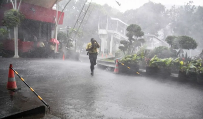
Masyarakat diimbau membawa payung dan waspada hujan lebat hingga sangat lebat yang diprakirakan terjadi di sejumlah kota.