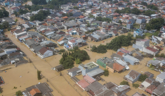 
Ribuan warga terpaksa mengungsi setelah banjir merendam permukiman di Kabupaten Bogor.