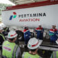 Petugas Pertamina melakukan pengecekan kualitas avtur di AFT Halim