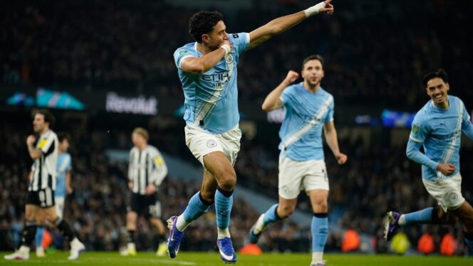 
Pemain Manchester City merayakan kemenangan atas Newcastle United di semifinal Carabao Cup.
