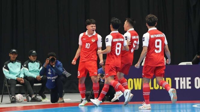 
Pemain Timnas Futsal Indonesia merayakan kemenangan dramatis 3-2 atas Vietnam yang memastikan tiket semifinal Piala Asia.