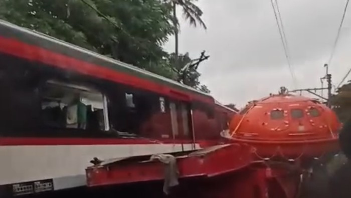 KA Bandara Soetta usai serempetan dengan truk di Poris Tangerang