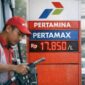 Pengendara mengisi BBM Pertamax di SPBU