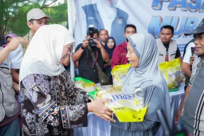 
Gubernur Jawa Timur, Khofifah Indar Parawansa, memastikan ketersediaan stok dan stabilitas harga bahan pokok menjelang Idul Fitri 1447 H melalui pasar murah.