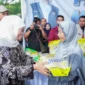 Gubernur Khofifah Indar Parawansa memantau pasokan bahan pokok di pasar jelang Idul Fitri, memastikan harga tetap stabil.