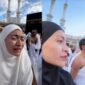 Nathalie Holscher minta jodoh brondong dan tas mewah saat Umrah, menuai kritik warganet