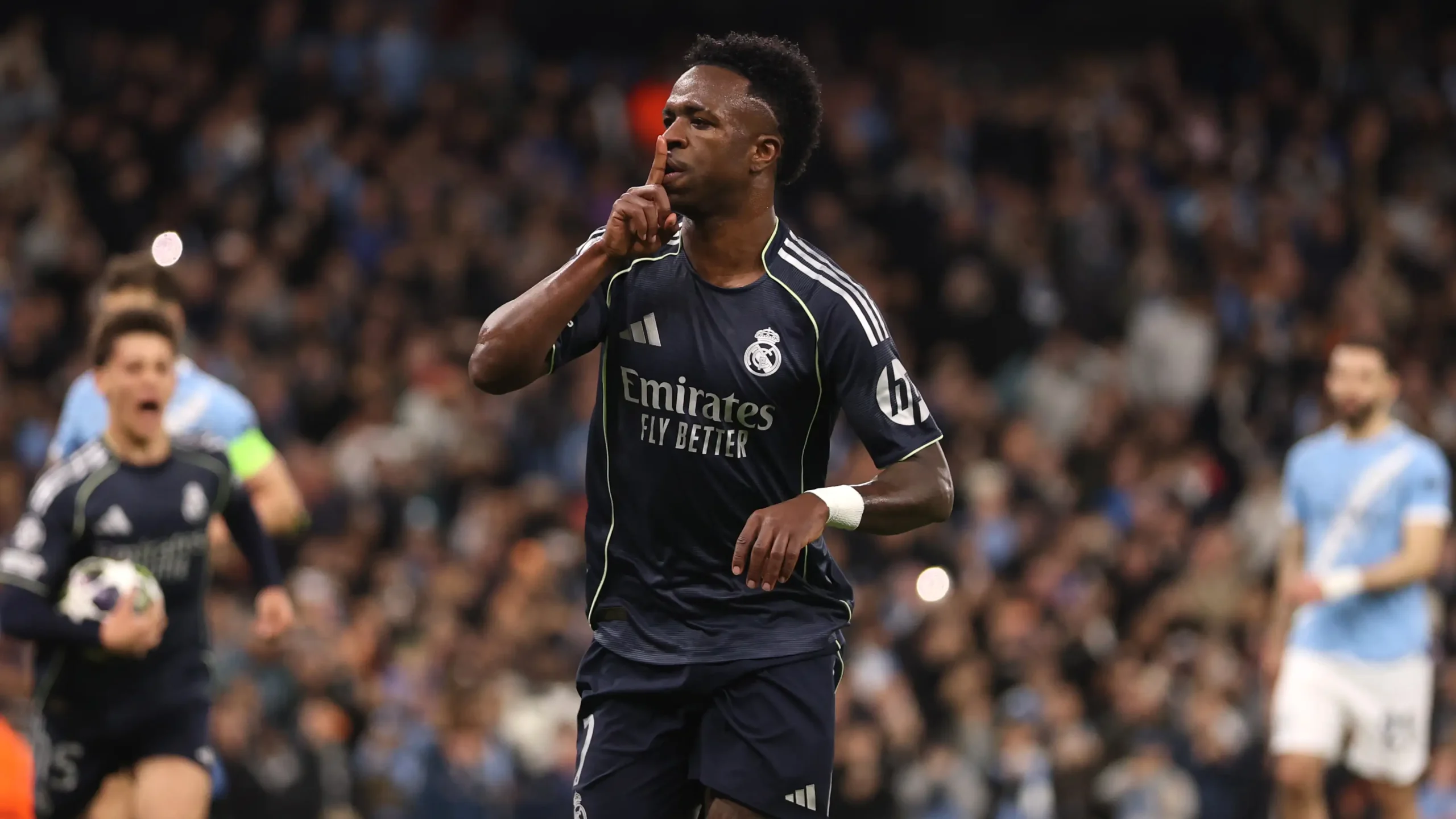 Vinicius Jr melakukan selebrasi emosional saat melawan Manchester City