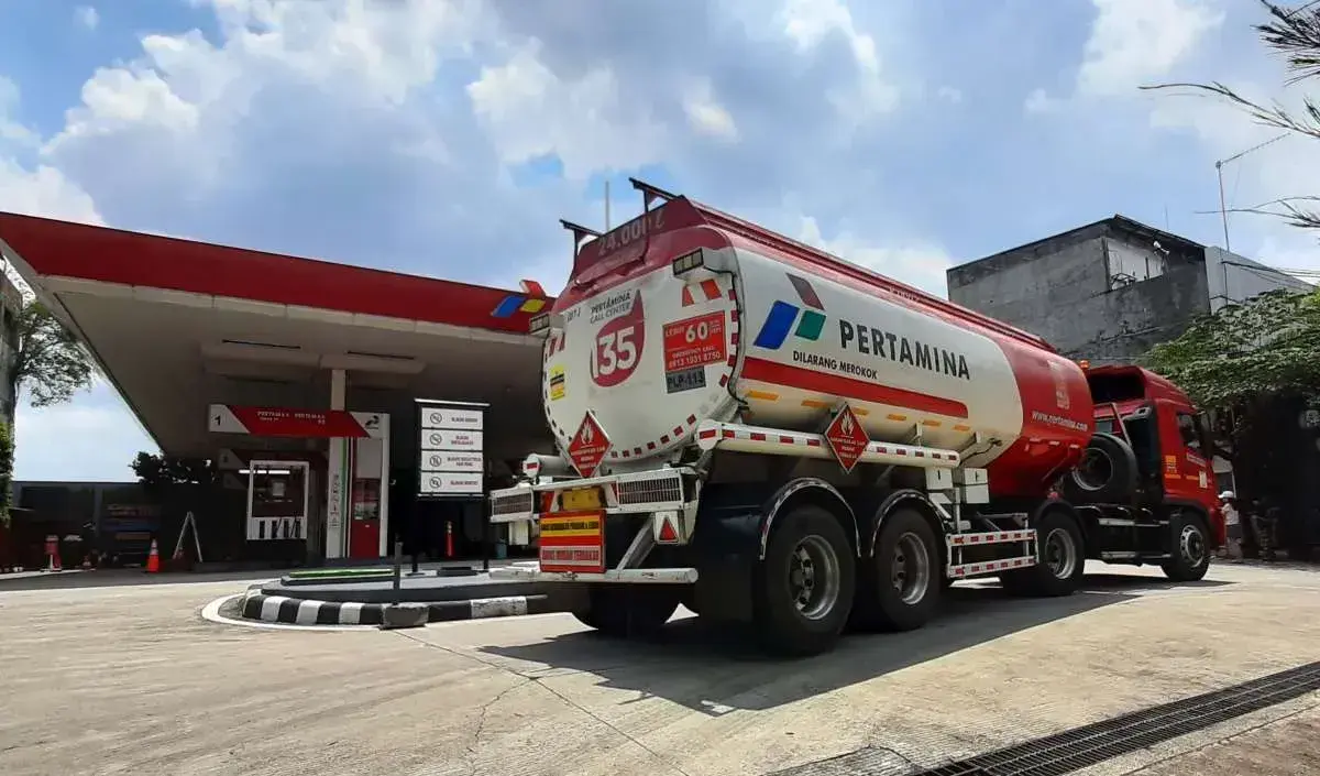 Petugas SPBU sedang mengisi BBM kendaraan setelah penyesuaian harga BBM terbaru di Indonesia pada 9 Maret 2026.