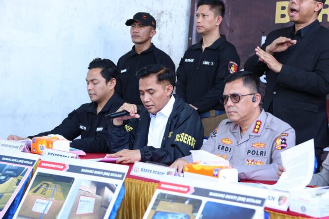 
Bareskrim Polri menemukan peredaran daging domba impor kedaluwarsa di wilayah Tangerang.