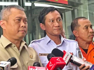 Petugas mengevakuasi korban kecelakaan kereta di Bekasi Timur