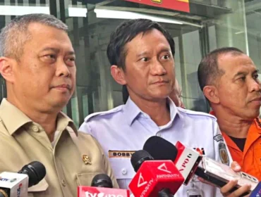 Petugas mengevakuasi korban kecelakaan kereta di Bekasi Timur