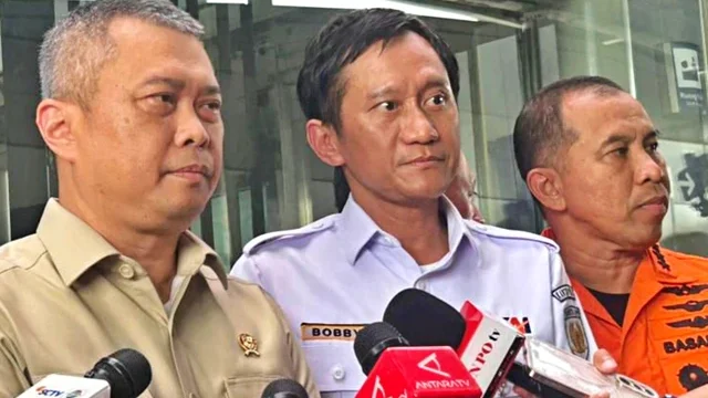 Petugas mengevakuasi korban kecelakaan kereta di Bekasi Timur