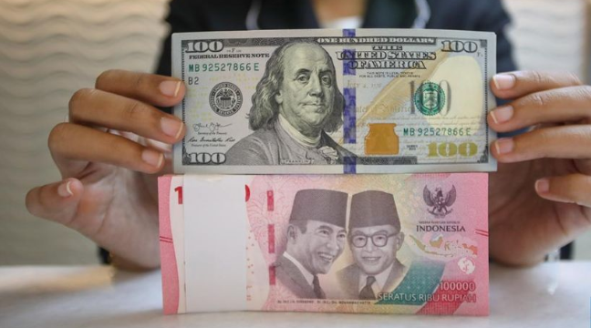 Rupiah melemah saat dolar AS bertahan di Rp17.100.