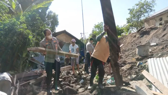 
Kapolres Bitung turun langsung ke lapangan untuk memastikan penanganan dampak gempa berjalan cepat dan tepat.