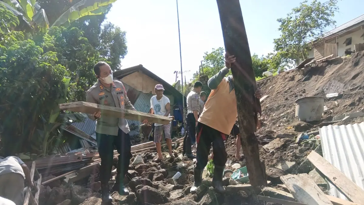 Kapolres Bitung meninjau lokasi terdampak gempa M 7,6 bersama petugas
