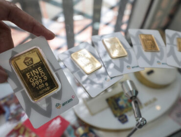 Harga buyback emas Antam tercatat menguat hingga Minggu (24/5) di tengah pergerakan harga emas global.