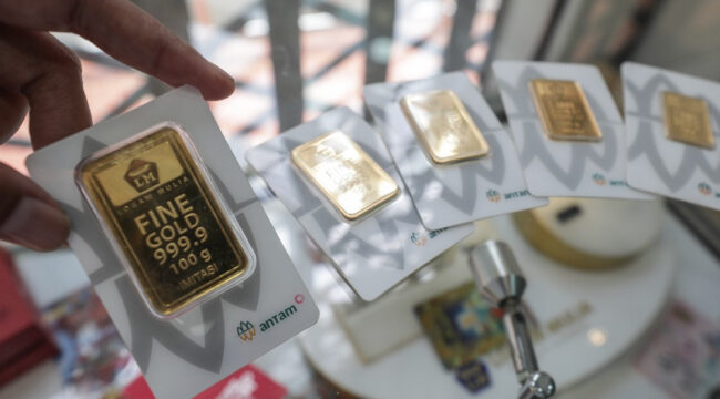 Harga buyback emas Antam tercatat menguat hingga Minggu (24/5) di tengah pergerakan harga emas global.