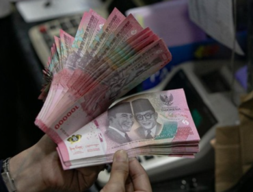 Rupiah kembali melemah pagi ini 📉 Nilai tukar menyentuh Rp17.614 per dolar AS di tengah tekanan ekonomi global.