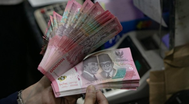 Rupiah kembali melemah pagi ini 📉 Nilai tukar menyentuh Rp17.614 per dolar AS di tengah tekanan ekonomi global.