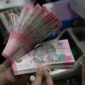 nilai tukar rupiah melemah terhadap dolar AS di layar perdagangan pasar keuangan.