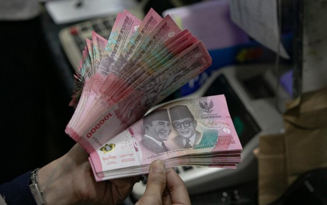 nilai tukar rupiah melemah terhadap dolar AS di layar perdagangan pasar keuangan.
