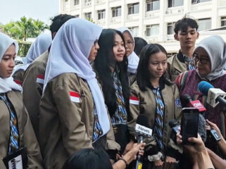 Siswa Cerdas Cermat MPR yang viral akhirnya bertemu Wapres Gibran 🎓 Mereka mengaku mendapat banyak motivasi dan tips debat.