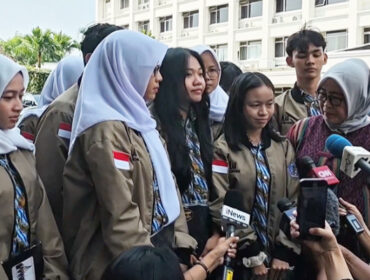 Siswa Cerdas Cermat MPR yang viral akhirnya bertemu Wapres Gibran 🎓 Mereka mengaku mendapat banyak motivasi dan tips debat.