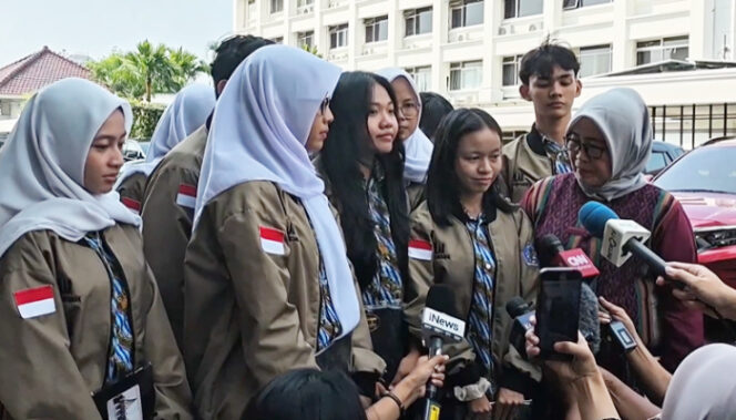 
Siswa Cerdas Cermat MPR yang viral akhirnya bertemu Wapres Gibran 🎓 Mereka mengaku mendapat banyak motivasi dan tips debat.